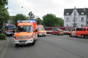 Feuerwehr Dinslaken: FW Dinslaken: Radfahrerin von Straßenbahn erfasst
