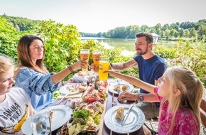 Tourismuszentrum Oberpfälzer Wald: Biergärten im Oberpfälzer Wald / Die Sonne im Gesicht, eine kühle Halbe auf dem Tisch und dazu eine deftige Brotzeit: Der Biergarten ist im Oberpfälzer Wald ein Lebensgefühl