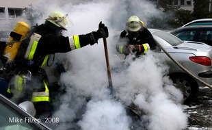 Feuerwehr Essen: FW-E: Taxi brennt vollständig aus, Fahrgast mit Ersatzfahrzeug befördert