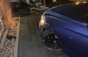 Polizei Aachen: POL-AC: Pkw kommt im Kreisverkehr von Fahrbahn ab und fährt gegen Hauswand