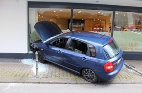 Kreispolizeibehörde Unna: POL-UN: Schwerte - Auto landet bei Verkehrsunfall in Drogerie-Schaufenster - drei Verletzte