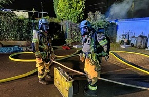 Feuerwehr Herdecke: FW-EN: Gartenlaubenbrand direkt neben der Bahnlinie - 3 Personen mit Rauchgasvergiftung - Beeinträchtigung der Bahnstrecke