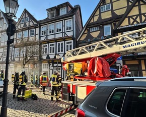 FW Celle: Starke Rauchentwicklung aus Fachwerkhaus in der Celler Altstadt - Feuer in einem Keller am ersten Weihnachtstag!