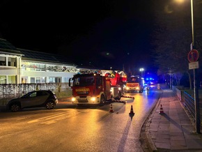 FW-EN: Unruhige Silvesternacht für die Feuerwehr - Balkonbrand im Eicklohweg und drei Altpapiercontainerbrände - Insgesamt 11 Einsätze