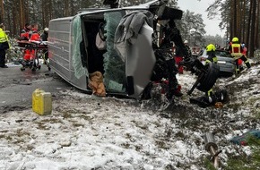 Kreisfeuerwehrverband Lüchow-Dannenberg e.V.: FW Lüchow-Dannenberg: Wintereinbruch sorgt für zahlreiche Notrufe in Lüchow-Dannenberg +++ Polizei registriert 15 Verkehrsunfälle im Kreisgebiet +++ Transporter kollidiert mit PKW