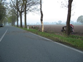 POL-WL: Pkw prallt gegen Baum und reißt auseinander, Fahrerin tot