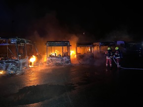 FW-Velbert: Hoher Sachschaden durch Großbrand im Busdepot