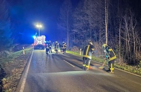 Freiwillige Feuerwehr Lügde: FW Lügde: Verschmutzte Fahrbahn nach Verkehrsunfall