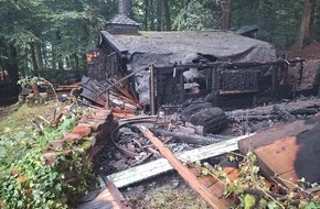 Freiwillige Feuerwehr Breckerfeld: FW-EN: Brennende Waldhütte, Tragehilfe und Abraumverbrennung