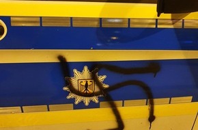 Bundespolizeidirektion Sankt Augustin: BPOL NRW: Mit 1,4 Promille Hakenkreuz auf Einsatzfahrzeug der Bundespolizei gesprüht - Bundespolizei nimmt Tatverdächtigen in Gewahrsam