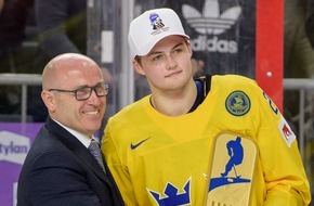 Skoda Auto Deutschland GmbH: SKODA Vorstandsvorsitzender Bernhard Maier zeichnet Most Valuable Player der 2017 IIHF Eishockey-Weltmeisterschaft aus (FOTO)