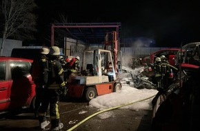 Feuerwehr und Rettungsdienst Bonn: FW-BN: Brennender PKW bei Autoverwerter