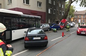 Feuerwehr Bochum: FW-BO: Zusatzfoto: Verkehrsunfall: Fahrerloser Bus kollidiert mit mehreren PKW