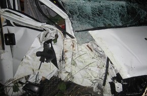 Polizeiinspektion Hameln-Pyrmont/Holzminden: POL-HOL: Betrunken gegen Baum gefahren / Fahrer verletzt / 50.000 Euro Sachschaden