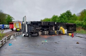 Freiwillige Feuerwehr Lehrte: FW Lehrte: Verkehrsununfall Autobahn A2: LKW Unfall blockiert alle 3 Fahrspuren