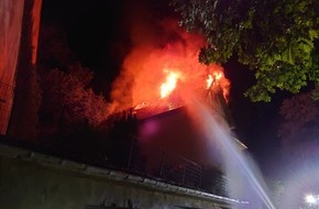 Freiwillige Feuerwehr Schalksmühle: FW Schalksmühle: Gewitter - Dachstuhlbrand durch Blitzschlag - Hund gerettet