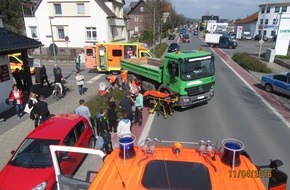 Polizeiinspektion Hameln-Pyrmont/Holzminden: POL-HOL: Holzminden: Allersheimer Straße / Bergstraße:
Radfahrer schwer verletzt
- LKW beim Abbiegen mit Zweiradfahrer seitlich kollidiert -