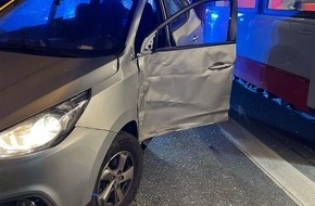 Polizei Duisburg: POL-DU: Hochfeld: Mit Stra&szlig;enbahn kollidiert - Ein Verletzter