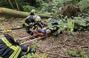 Feuerwehr der Stadt Arnsberg: FW-AR: Zusammenarbeit bei Unfällen im Wald intensiviert