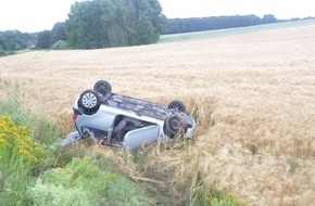 Polizei Bielefeld: POL-BI: Auto landet auf dem Dach