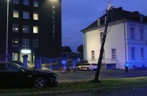 Polizei Düren: POL-DN: Ohne Führerschein aber berauscht Unfall vor der Polizeiwache