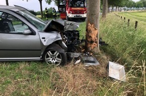 Freiwillige Feuerwehr Bedburg-Hau: FW-KLE: Auslaufende Betriebsstoffe nach Verkehrsunfall