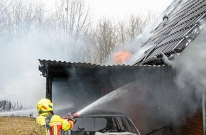 Kreisfeuerwehrverband Rendsburg-Eckernförde: FW-RD: Feuer im Carport springt auf Einfamilienhaus in Sehestedt über - 120 Einsatzkräfte waren im Einsatz