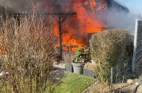 Feuerwehr Dortmund: FW-DO: Feuer in Wambel / Gartenlaube brennt in voller Ausdehnung