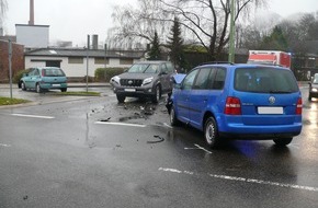 Polizei Düren: POL-DN: Zusammenstoß im Einmündungsbereich