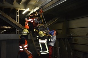 Feuerwehr Mülheim an der Ruhr: FW-MH: Schweißtreibende Rettungsaktion im Inneren der Ruhrtalbrücke.