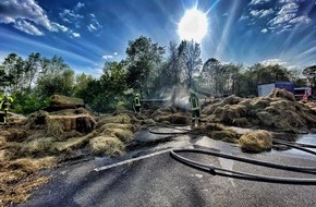 Feuerwehr Neuss: FW-NE: Brand eines Stroh-LKW | Teilsperrung der B9 über Stunden erforderlich