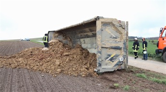 Kreispolizeibehörde Höxter: POL-HX: Anhänger kippt um, Trecker-Fahrer verletzt sich bei Unfall