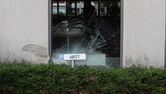 Polizei Münster: POL-MS: In Bäckerei-Fassade gefahren - Polizei sucht nach Unfallfahrer