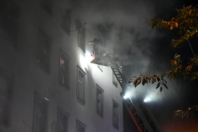 FW Stuttgart: 2. Alarm - Vollbrand einer Wohnung im 3. OG - 4 Bewohner über die Drehleiter gerettet - 6 Verletzte mit Rauchgasvergiftungen in Stuttgarter Kliniken eingeliefert