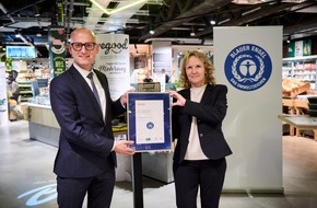 EDEKA ZENTRALE Stiftung & Co. KG: Bundesumweltministerin Steffi Lemke verleiht EDEKA den Blauen Engel für das regood-Mehrwegsystem