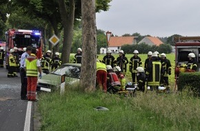 Freiwillige Feuerwehr Bedburg-Hau: FW-KLE: Verkehrsunfall auf der Triftstraße: Fahrer muss von der Feuerwehr befreit werden.