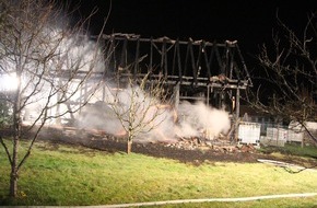 Kreisfeuerwehrverband Calw e.V.: KFV-CW: Feuer zerstört eine Großgarage in Oberkollbach