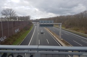 Kreispolizeibehörde Rhein-Kreis Neuss: POL-NE: Unbekannter wirft Gegenstände von Brücke auf Lkw - Mordkommission sucht Zeugen