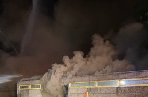 Feuerwehr Erkrath: FW-Erkrath: Großbrand der Grundschule Sandheide
1. Meldung