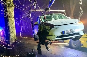 Freiwillige Feuerwehr Hünxe: FW Hünxe: Tesla kollidierte mit einem Baum