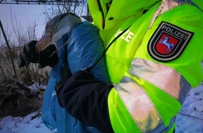 Polizeiinspektion Lüneburg/Lüchow-Dannenberg/Uelzen: POL-LG: ++ junge Reiterinnen stürzen von Pferden - Fahrerin eines Pkw Citroen Berlingo gesucht ++ Vogelrettung am Sportboothafen ++ Pkw muss aufgrund Gegenverkehr ausweichen - mit Baum ...