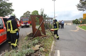 Polizei Rheinisch-Bergischer Kreis: POL-RBK: Kürten - Motorradfahrerin nach Kollision mit Metallschild schwer verletzt