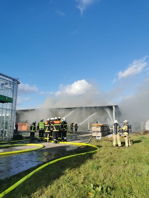 POL-STD: Feuer in Lagerhalle auf Obsthof im Alten Land