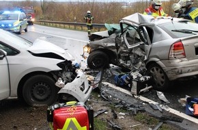 Polizei Minden-Lübbecke: POL-MI: 19-jähriger Autofahrer verstirbt nach schwerem Verkehrsunfall in Barkhausen