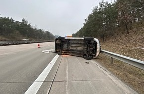 Polizeiinspektion Heidekreis: POL-HK: Soltau/A 7: Auto überschlägt sich (FOTO); Schneverdingen: Einbruch in Sanitärfirma; Munster: Eingangstür beschädigt