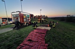 Kreisfeuerwehrverband Lüchow-Dannenberg e.V.: FW Lüchow-Dannenberg: Großübung auf der Elbe+++Feuerwehren üben länderübergreifenden Einsatz+++Passagierschiff läuft bei Dömitz auf Grund+++Feuer im Maschinenraum+++26 Verletzte+++