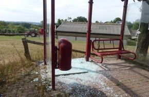 Kreispolizeibehörde Oberbergischer Kreis: POL-GM: Glasscheiben an Bushaltestellen zerstört