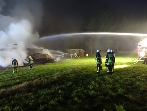 KFV-CW: Hütte auf Pferdehof geht in Flammen auf