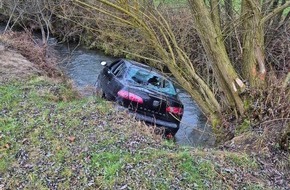 Freiwillige Feuerwehr Stockach: FW Stockach: PKW in Bach