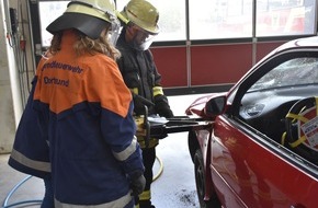 Feuerwehr Dortmund: FW-DO: Girlsday 2017 - MÄDCHEN-ZUKUNFTSTAG BEI DER FEUERWEHR